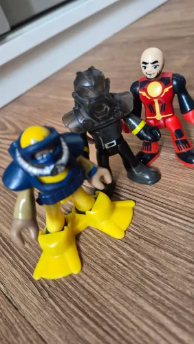 Bonecos articulados Imaginext 2 com acessórioss