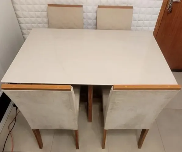 Mesa com quatro cadeiras 