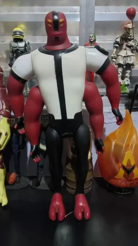 Boneco 4 braços tem mais de 40cm