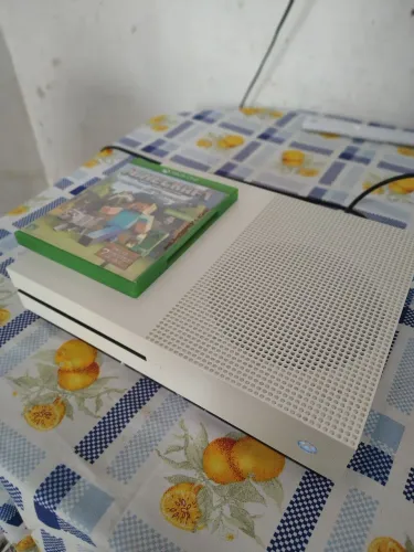 Xbox One S + Controles + Jogos