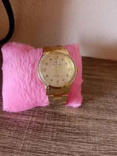 Eu estou vendo um relógio? feminino da cor  dourada valor R$100 reais