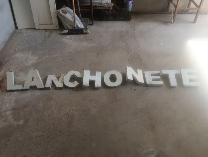 Letreiro em letra caixa em aço galvanizado, 