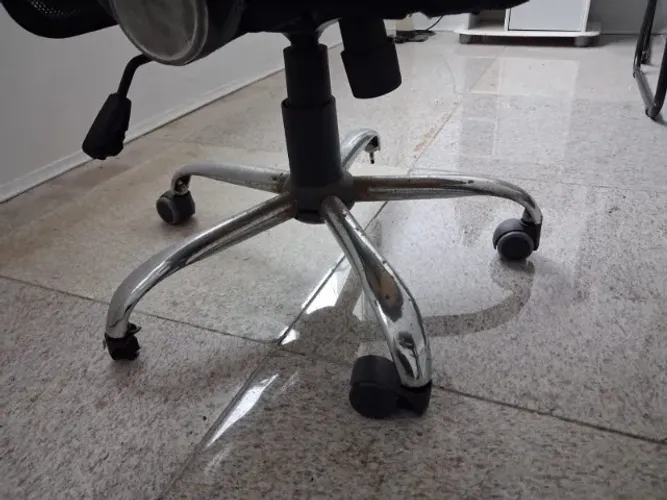 Cadeira De Escritório Giratória Preta Mesh Com Base Cromada (Apenas Reparo Nas Rodinhas)