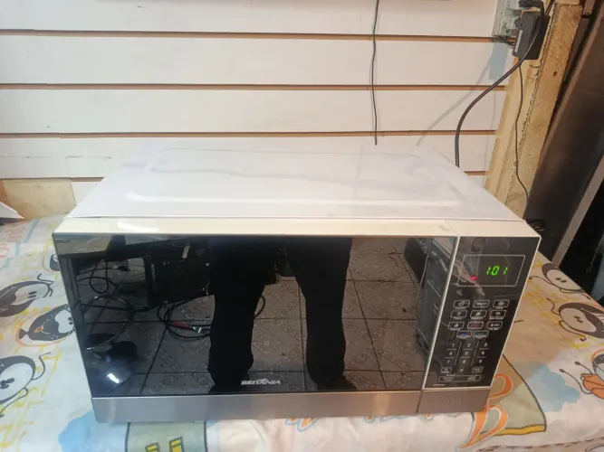 Microondas Britânia porta espelhada branquinho lindo 26 litros 220v