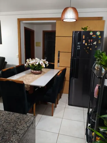 Vende-se uma mesa