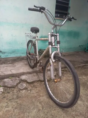 Bicicleta Caloi de alumínio com marchas aro 26 raios duplos rodas aero com amortecedor.