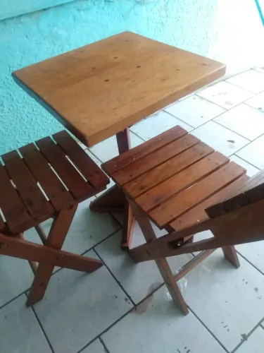 Mesa madeira e duas cadeiras dobráveis 