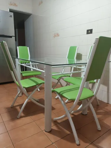 Mesa com tampo de vidro com 5 cadeiras