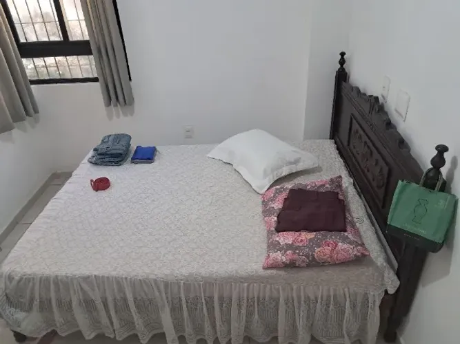 Cama de casal em madeira com colchão 