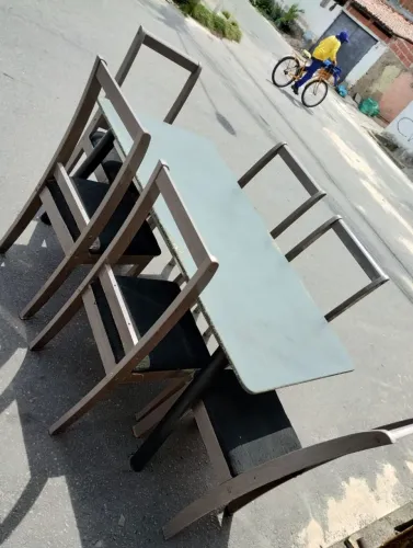 Mesa de jantar de metal de 6 cadeiras.