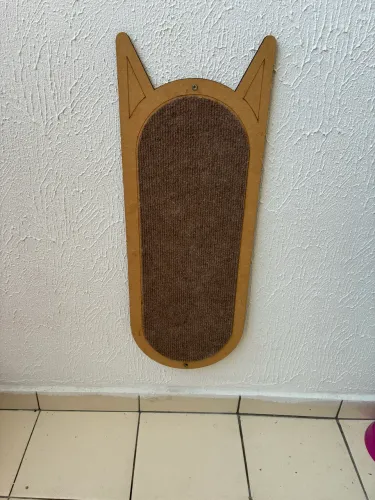 Arranhador de parede para gatos.