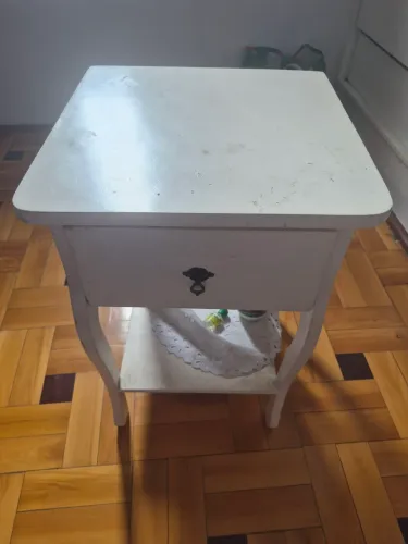 Criado mudo branco