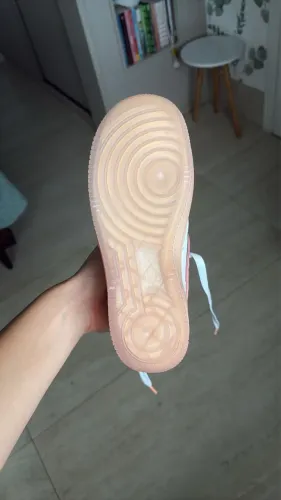 tênis Nike Women's Air Force 1'07 LV8 'Copy/Paste' nas cores branco e rosa.