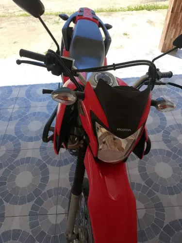 Moto Broz NXR 160 vermelha