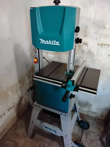 Serra fita makita