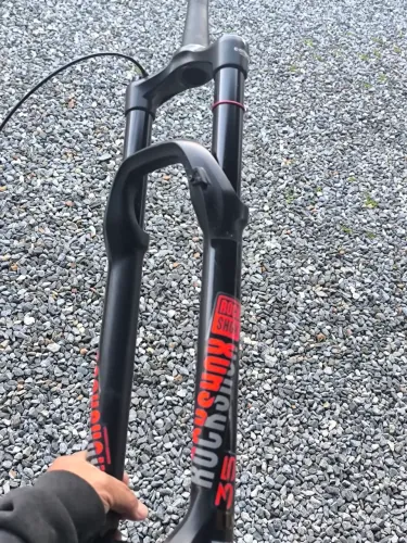 Suspensão ar Rock Shox 140mm e bike boost