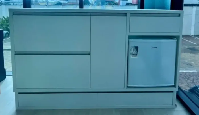 Vende-se armário 100% mdf incluso frigobar.