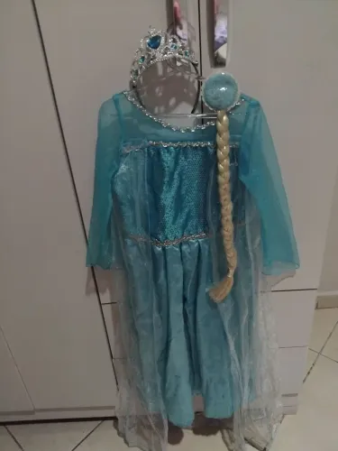 Fantasia infantil Frozen, acompanha coroa e aplique de trança. 40,00 reais.