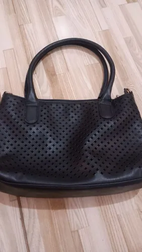 Bolsa preta, detalhe de frente perfurada