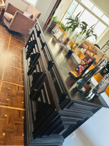 Belíssimo Buffet em madeira maciça - 2,21x0,47x0,87