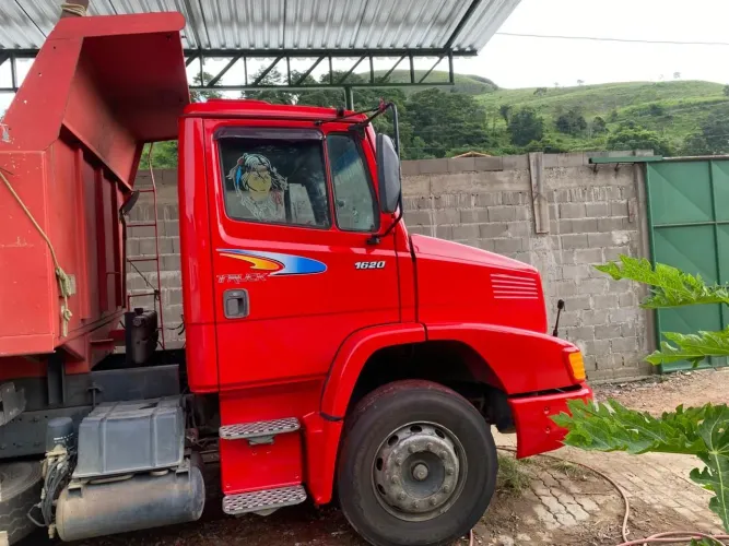 Caminhão caçamba 