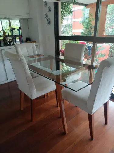 Mesa de jantar com tampo de vidro + 6 cadeiras estofadas