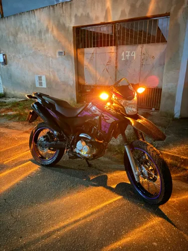 Vendo ou troco por XTZ 250 ou XRE dependendo pego carro, moto muito nova eevisada 