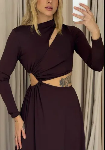 Vestido marrom com fenda na perna