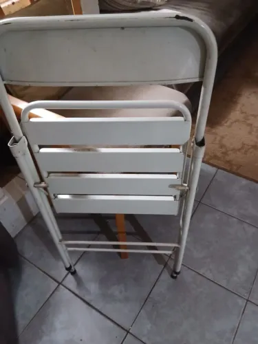 Cadeira de metal dobrável cor branca