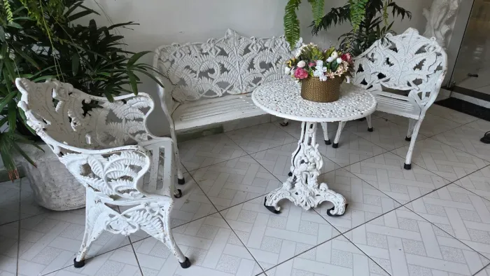 Conjunto Mesa e Cadeiras em Ferro Fundido 