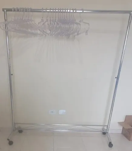 Arara de Roupas desmontável Cromada - 1,50m de largura com altura regulável até 1,80m