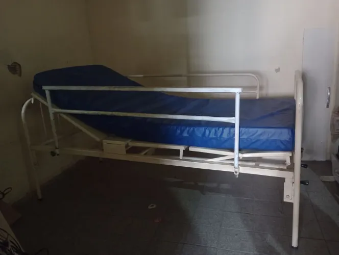 Cama hospitalar+ colchão