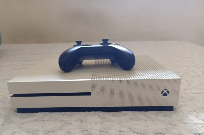Xbox One S 1TB com controle 