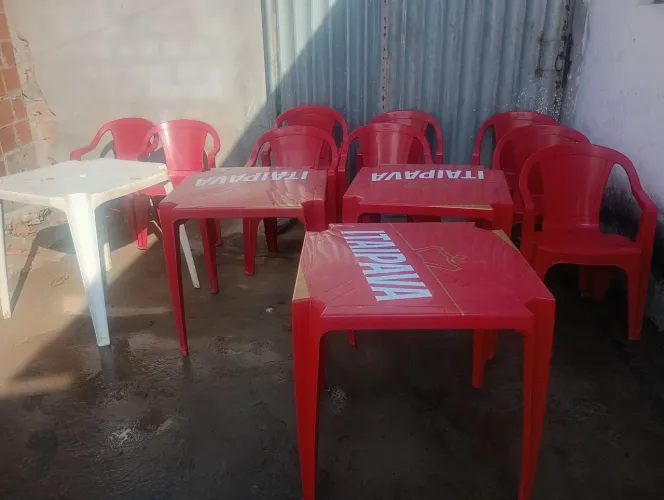 Vendo conjunto de mesas e cadeiras semi nova
