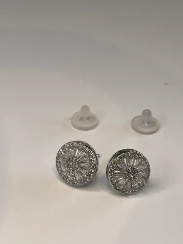 Brinco pizza em zircônia e ródio TAM. 1,2cm