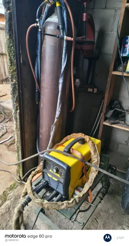 Máquina de solda MiG com o cilindro de gas argonio 45