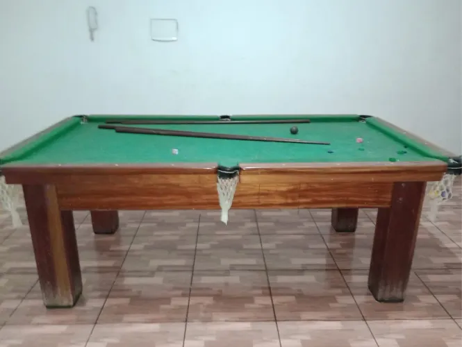 Vendo uma mesa de sinuca,toda de madeira,em ótimo estado!!!