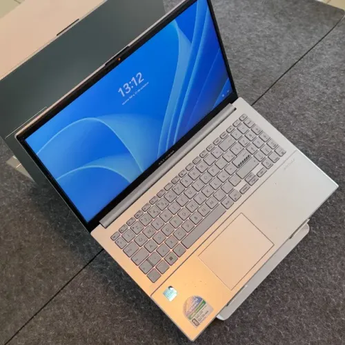 Notebook Asus Vivobook, i3 de 12ª, 4gb de RAM, 256de SSD e tela de 15.6