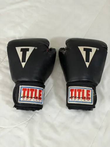 Luvas de Boxe Title Classic (14oz) + Ataduras Everlast (5 metros)