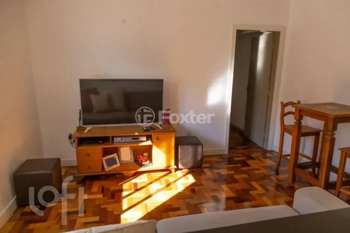 Apartamento charmoso em Piso parquet, 02 quartos, 01 vaga coberta