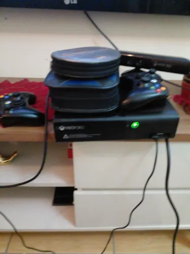 Xbox 360 com 2 controles e jogos