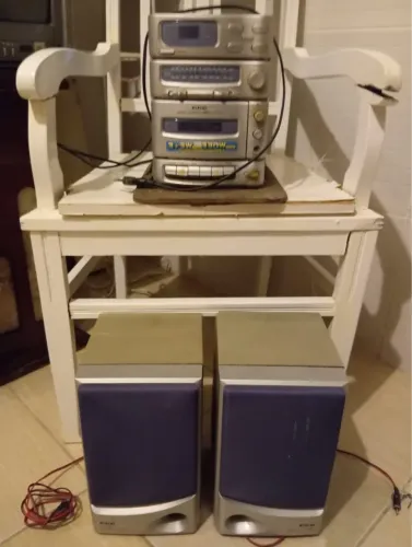 Mini System (ou aparelho de som 3 em 1 / 4 em 1) da marca CCE, com módulo central e 2 ?