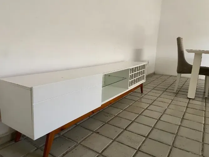 Aparador com suporte para vinhos, com gaveta ampla