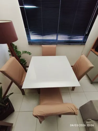 Conjunto de Mesa com 4 cadeiras.