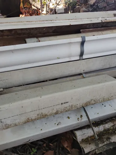 Vendo Calhas de PVC marca Tigre, num total de 50m.