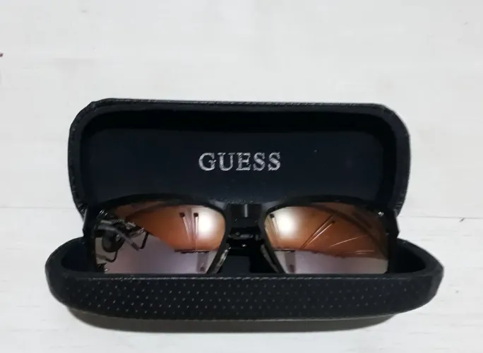 Óculo  da "guess" cor preto com lestes espelhadas em metal  em bom estado , modelo unissex