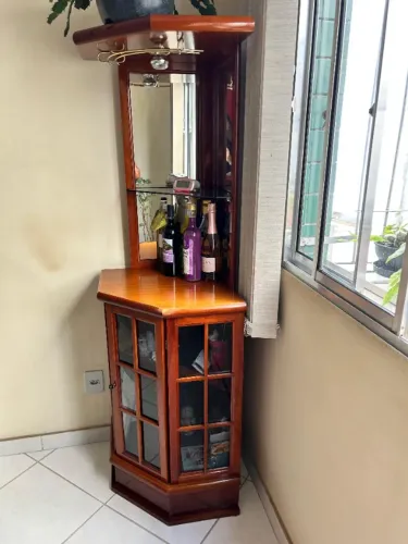 Cristaleira/Bar de Canto em Madeira Maciça - Excelente Estado 