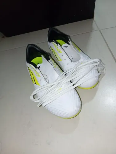Vendo um chuteira. 