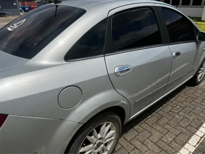 Fiat Linea Essence 1.8 Flex 16V 4P 2012