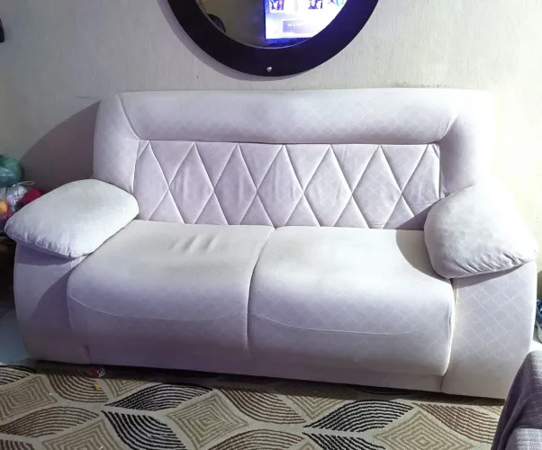 Sofá e uma poltrona